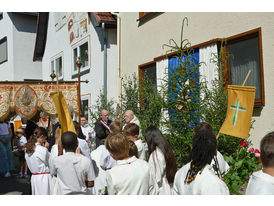 Fronleichnamsprozession durch die Straßen von Naumburg (© Karl-Franz Thiede)